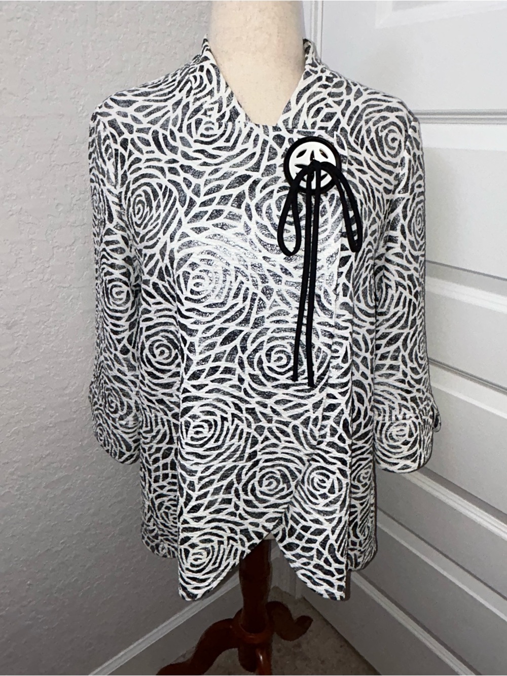 IC By Connie K Rose Swirl Print Button Closure 3/4 Length Sleeve Shirt Top